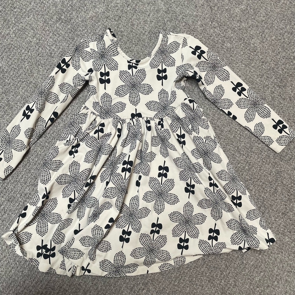 Hanna Andersson size 5 black & white design dress with pockets